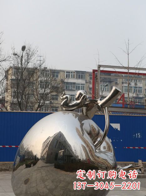 绵阳城市中的苹果雕塑