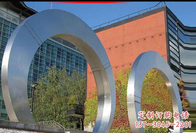 绵阳城市空间里的不锈钢圆环雕塑