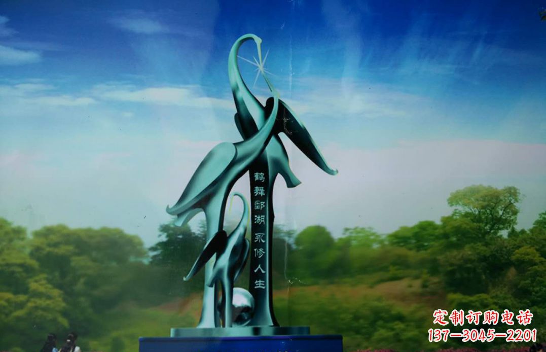 绵阳城市中的仙鹤雕塑