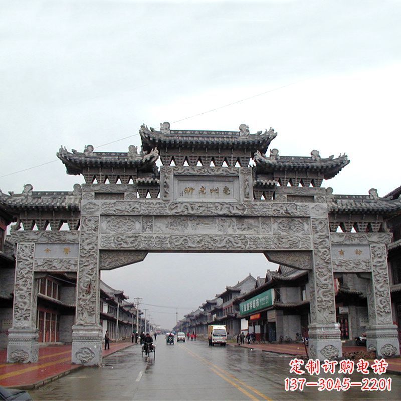 绵阳城市街道上的历史风貌——仿古石牌楼