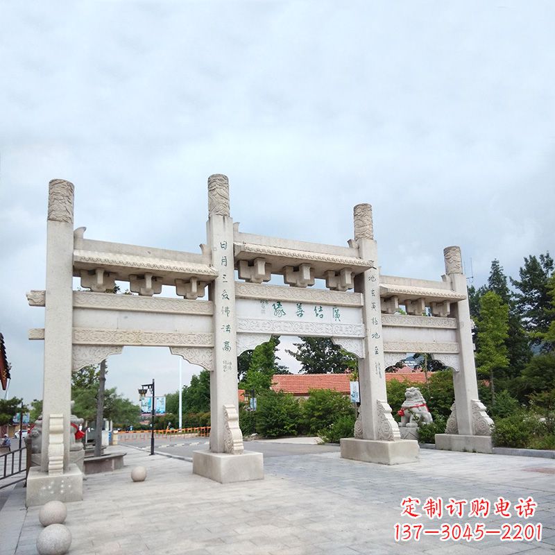 绵阳城市街道上的牌坊雕塑