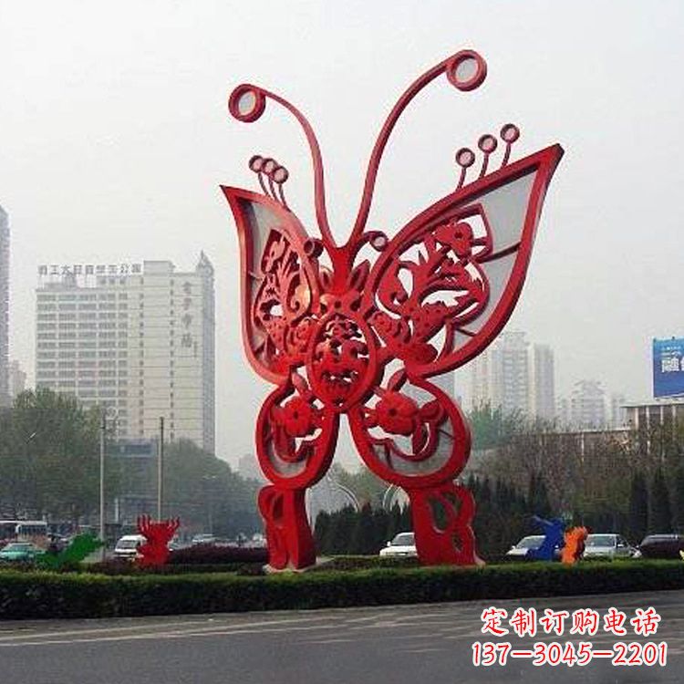 绵阳绿化带上的大型红色蝴蝶雕塑
