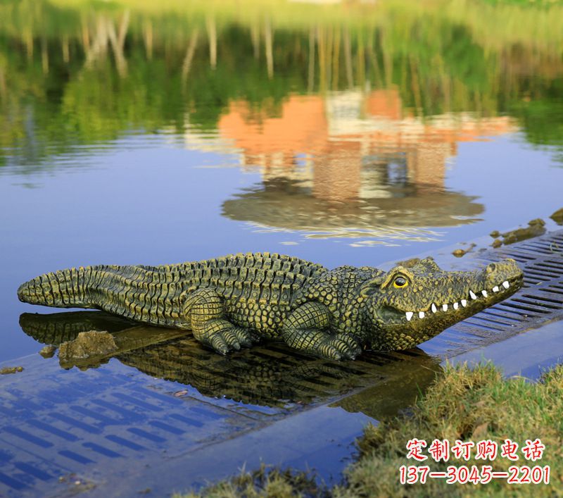 绵阳池塘水池仿真大鳄鱼雕塑玻璃钢园林水景草丛动物摆件