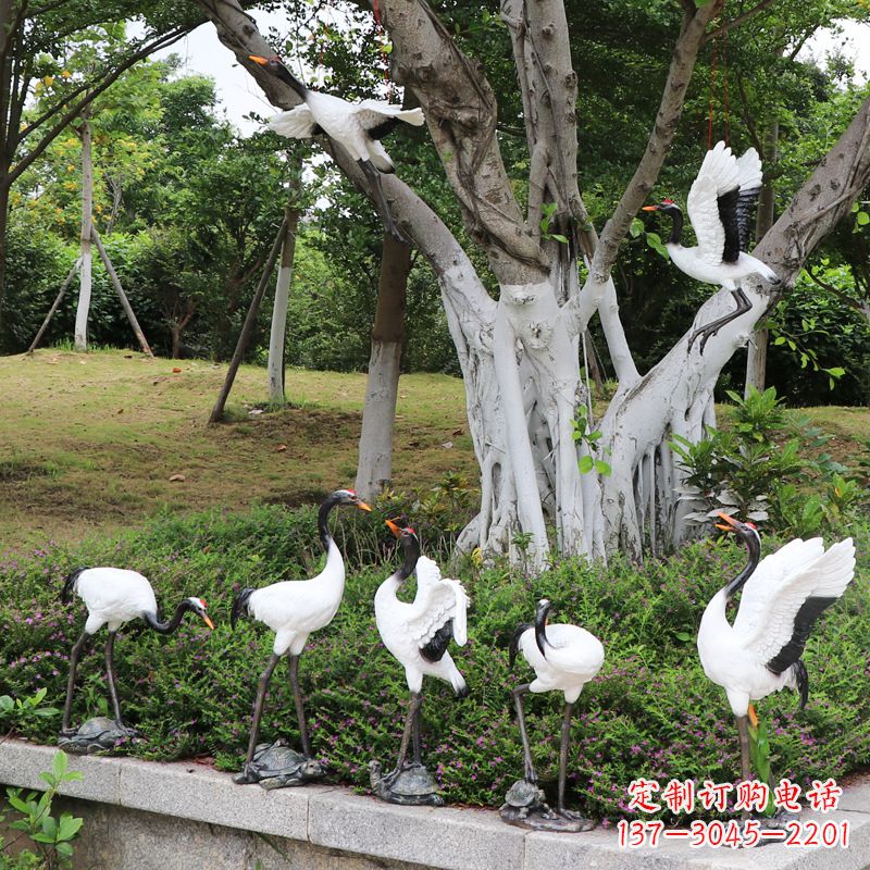绵阳池塘中的雕塑仙鹤