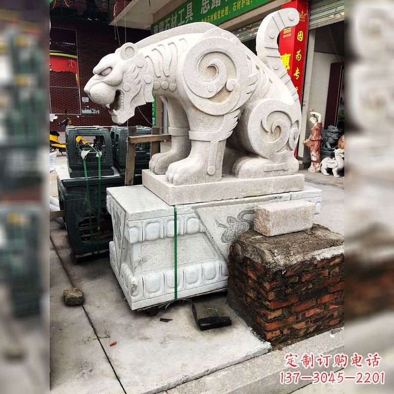 绵阳大理石广场大门上的精美豹子雕塑