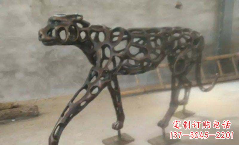 绵阳珍贵的豹雕塑——金钱豹公园的标志