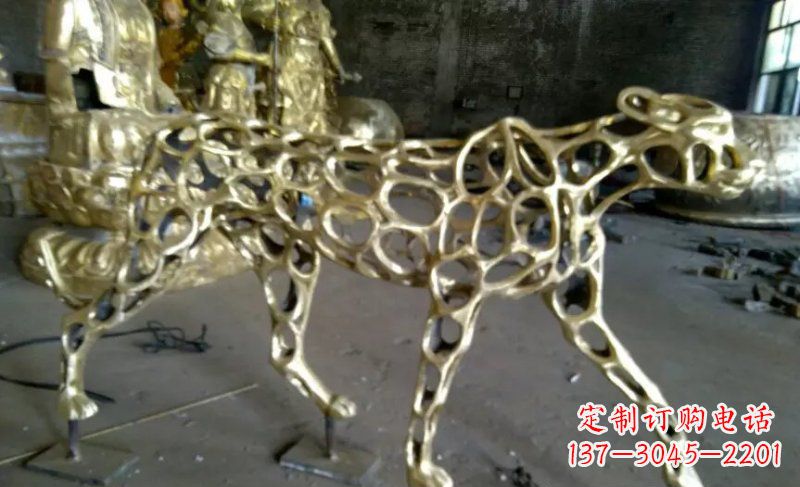 绵阳静谧的金钱豹雕塑