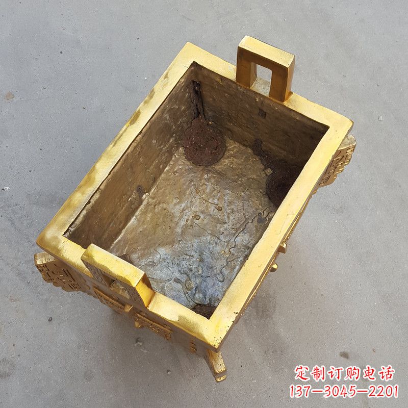 绵阳以纯铜铸造的金色香炉鼎