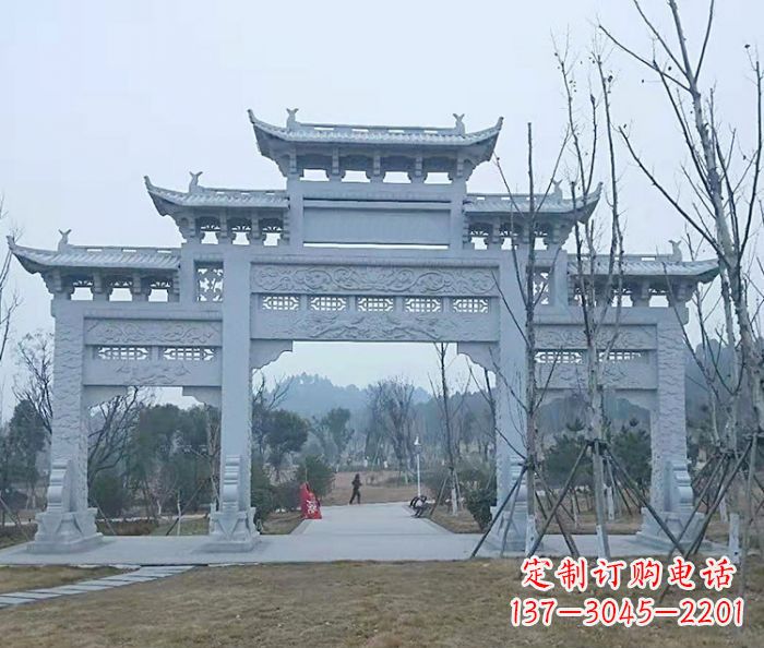 绵阳村口三门石雕牌楼古朴华丽