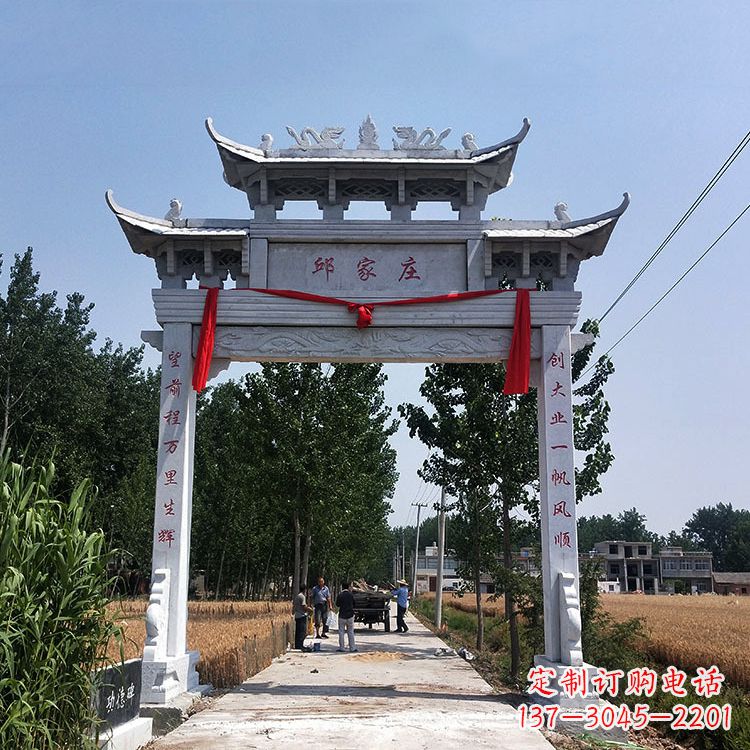 绵阳古村落中的石牌坊雕塑