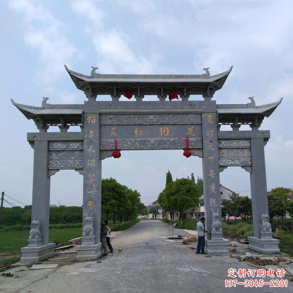 绵阳青石三门牌坊雕塑传承中国古典文化