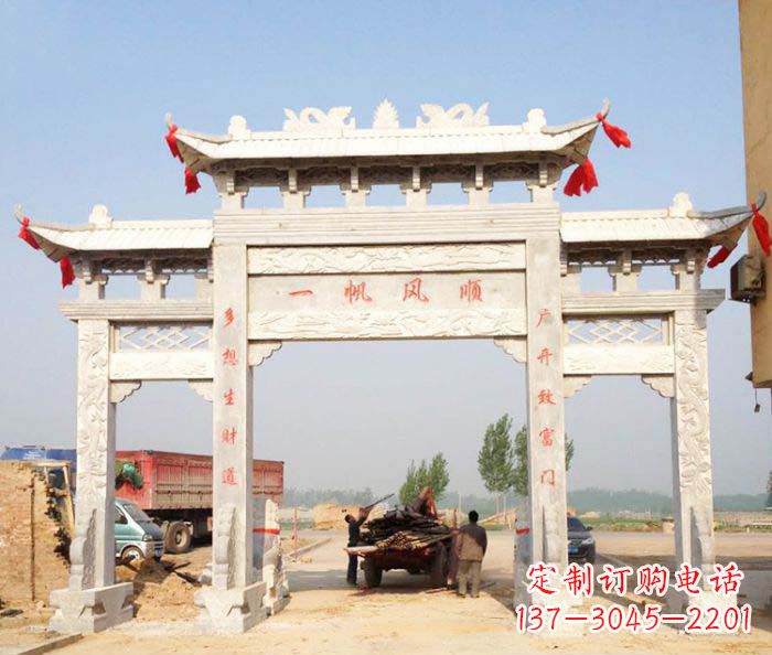 绵阳村庄大理石三门牌坊石雕。