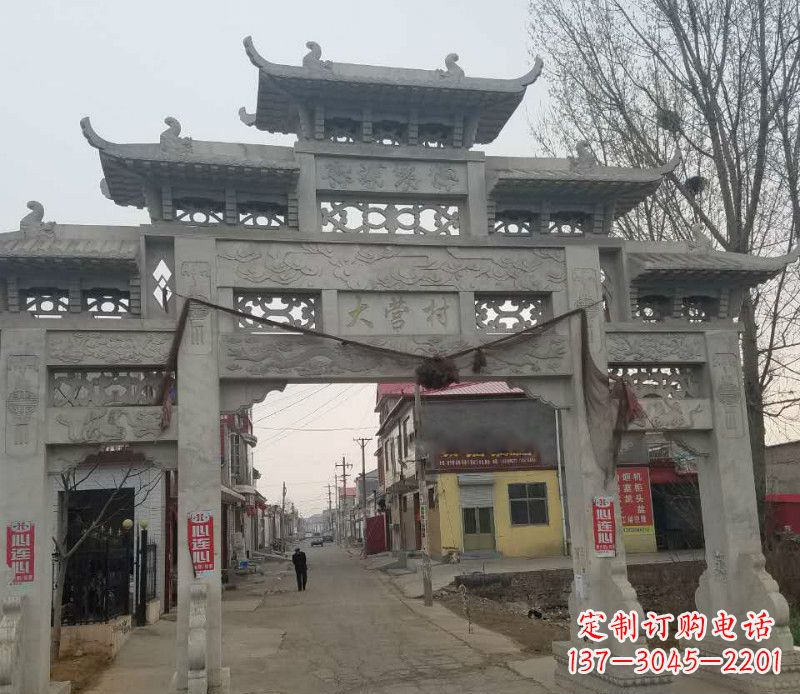 绵阳村庄三门石牌坊石雕传承古老文化