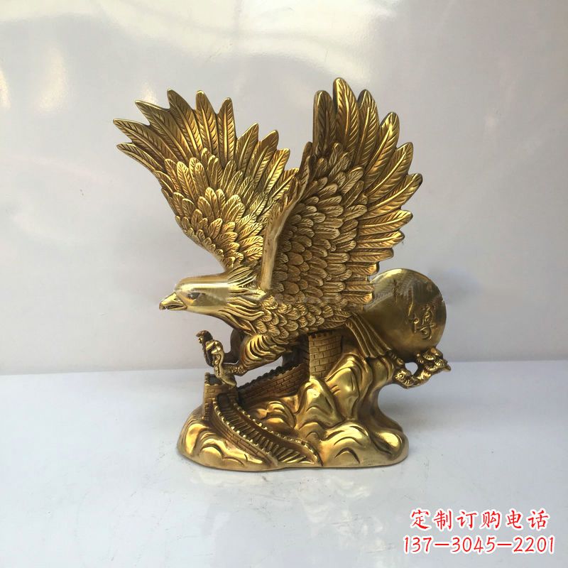绵阳高雅迷人的镀金铜老鹰雕塑