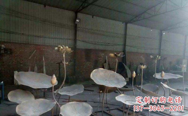 绵阳锻铜荷叶荷花广场景观雕塑