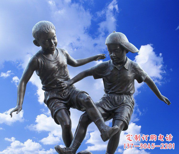 绵阳儿童踢球校园玻璃钢仿铜景观雕塑