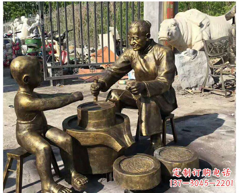 绵阳传承传统,细节丰富的把老人磨豆浆雕塑