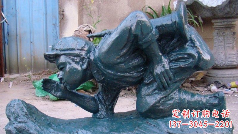 绵阳公园背着冲锋号的小红军人物铜雕