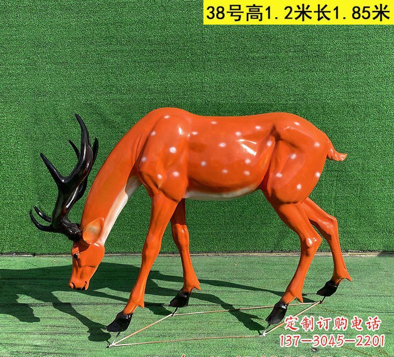 绵阳以玻璃钢精心制作的梅花鹿雕塑