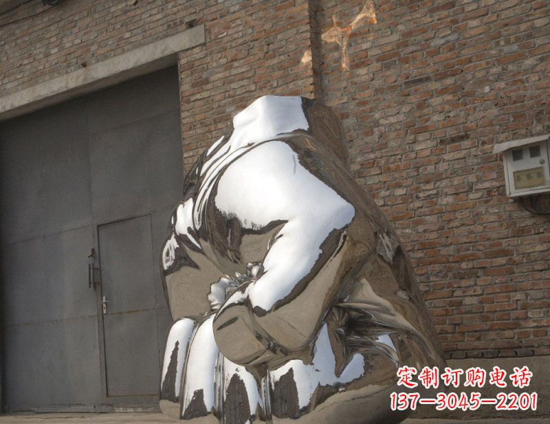 绵阳冰冷威力,让精神抖动的不锈钢拳头雕塑