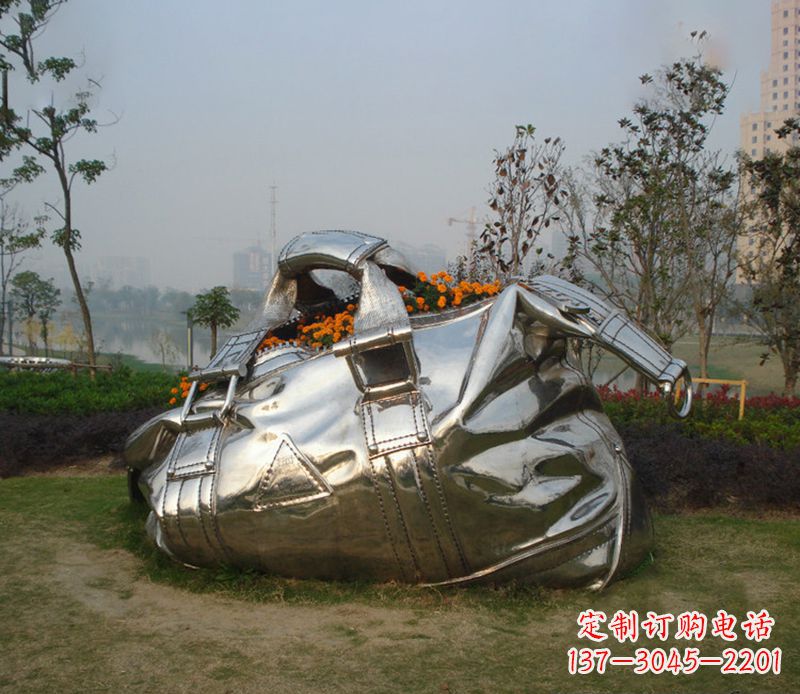 绵阳不锈钢手提包雕塑--传承经典,拥有独特之美