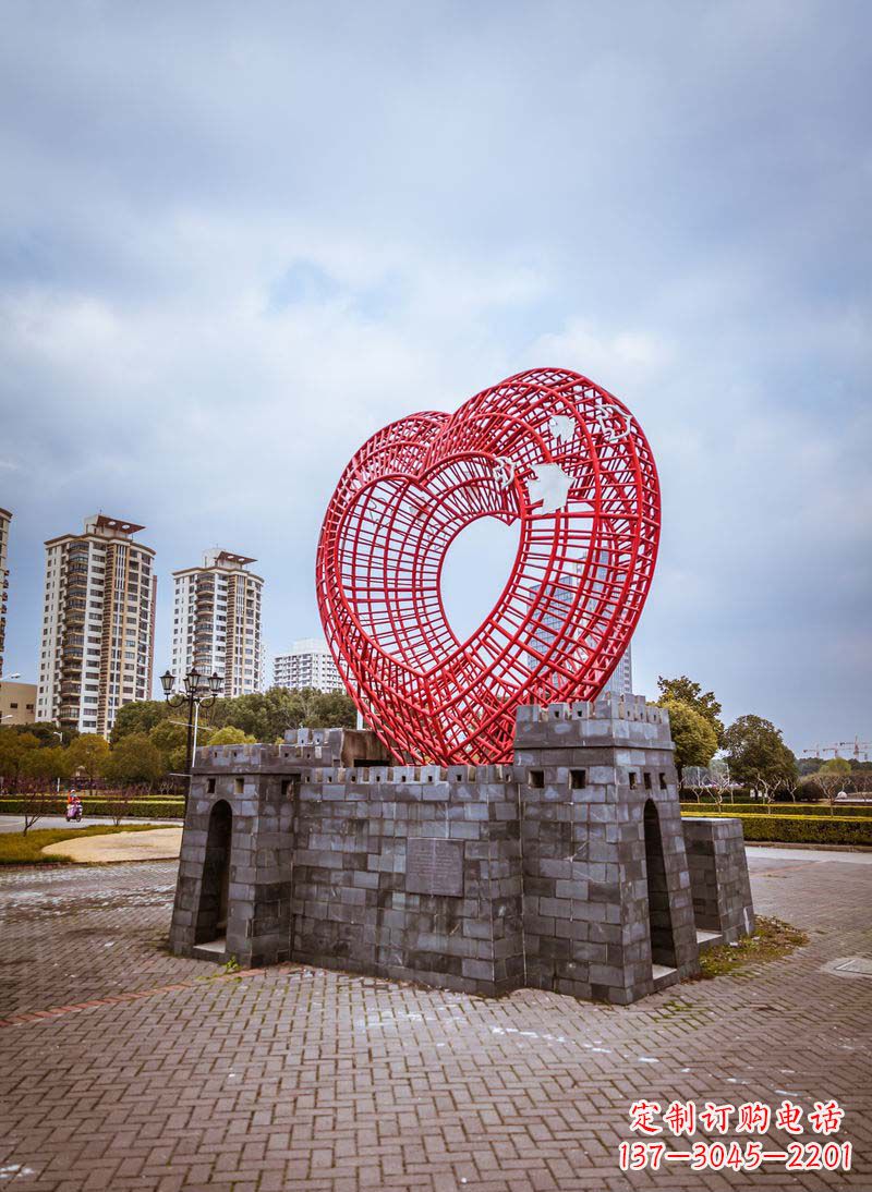 绵阳拥抱和平的心以心型和平鸽雕塑传递心意