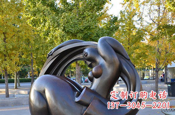 绵阳公园抽象女性人物铜雕