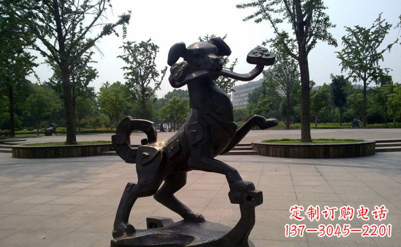 绵阳公园叼着如意的狗动物铜雕