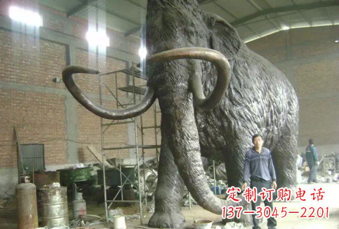 绵阳公园动物长毛象铜雕