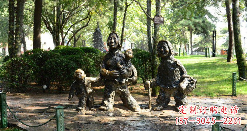 绵阳公园赶路的抽象妇女和小孩小品铜雕