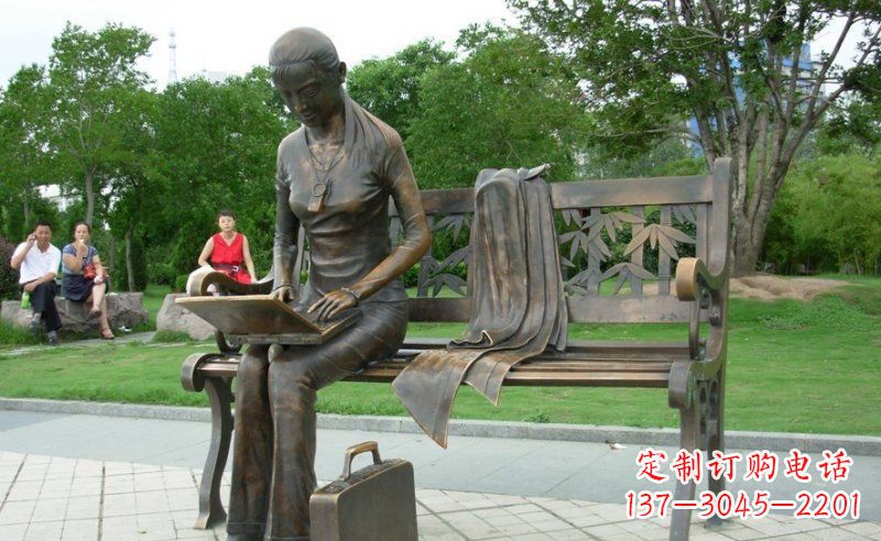 绵阳公园看电脑的女孩人物铜雕
