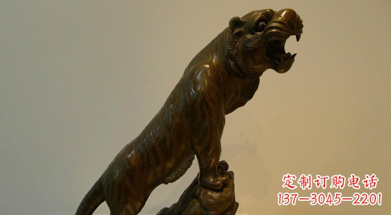 绵阳公园老虎上山动物铜雕