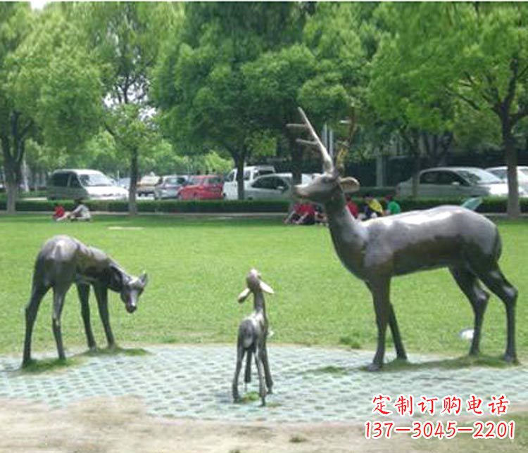 绵阳梦幻般的雕塑——梅花鹿一家三口铜雕