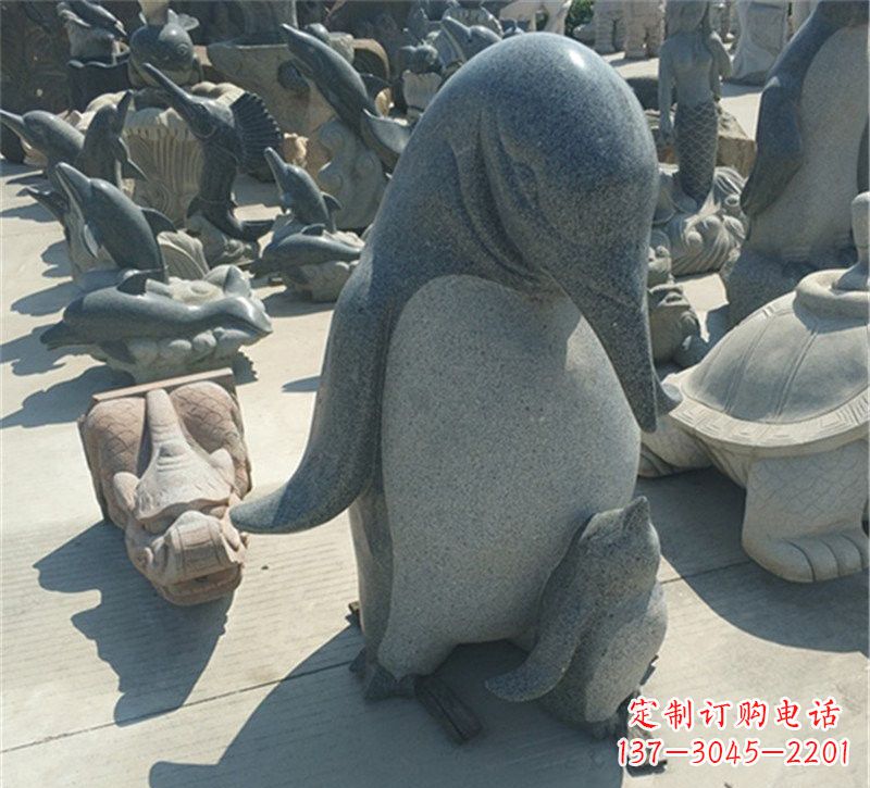 绵阳公园母子企鹅石雕