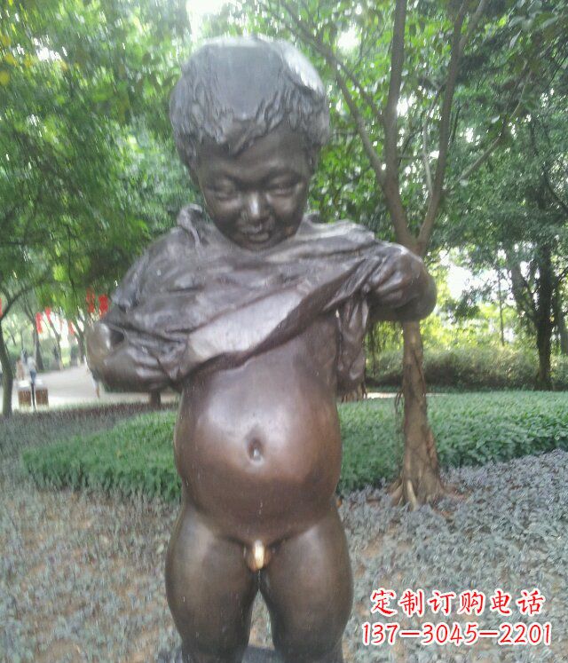 绵阳萌动活泼的男孩铜雕塑