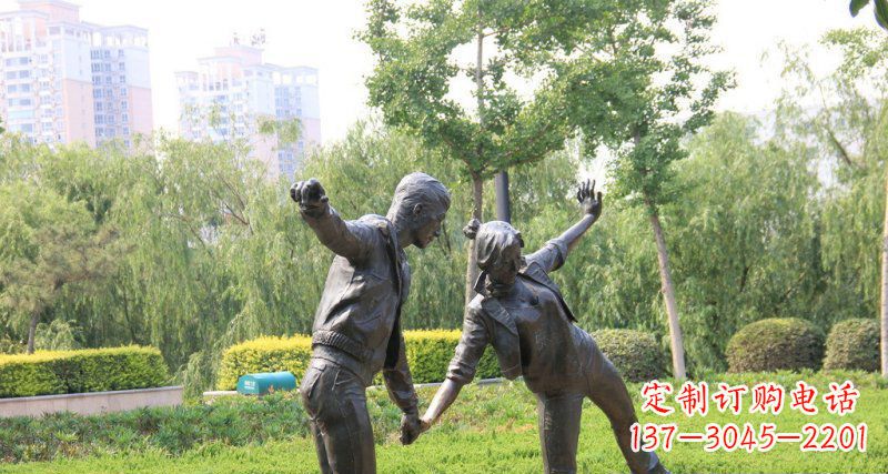 绵阳爱情铸就的浪漫情侣雕塑