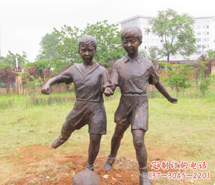 绵阳公园踢足球儿童铜雕