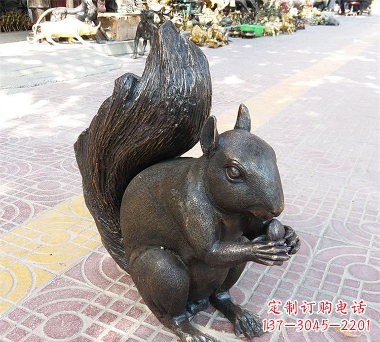 绵阳公园铜雕松鼠