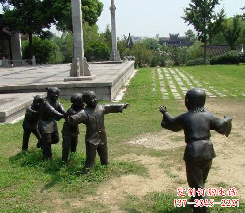 绵阳公园玩老鹰捉小鸡的小孩小品铜雕