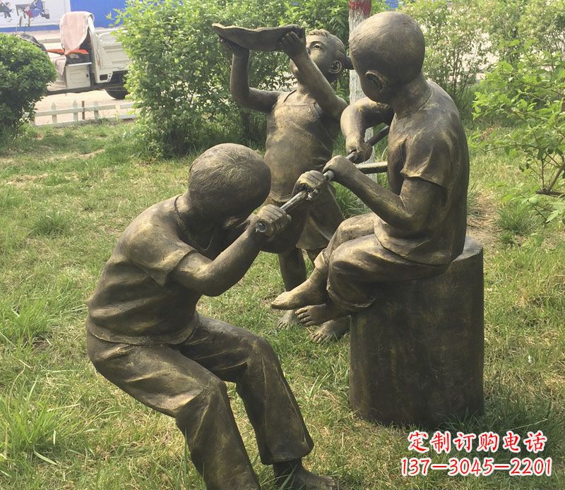 绵阳公园玩水的儿童铜雕