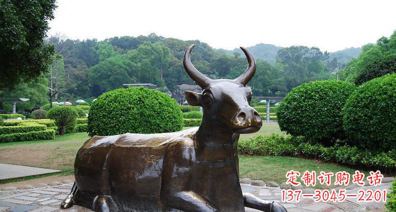 绵阳公园卧着的牛动物铜雕 (2)