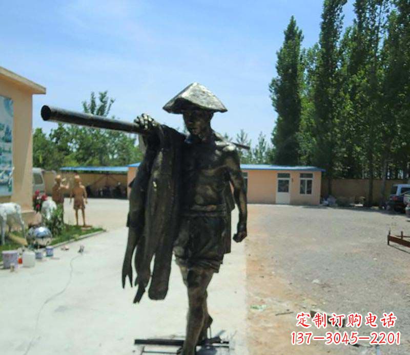 绵阳传承古老文化的渔民雕塑
