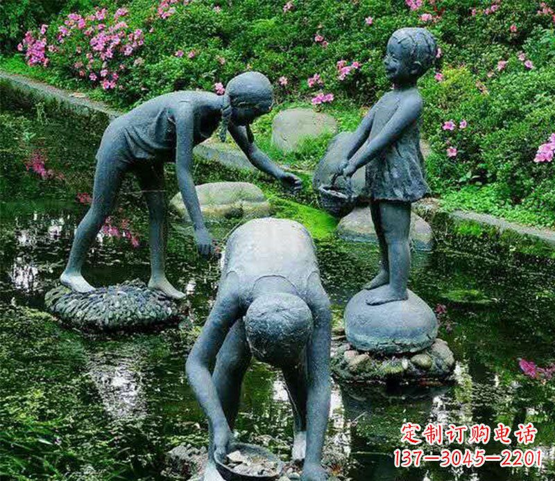 绵阳公园捉螃蟹的小孩小品铜雕