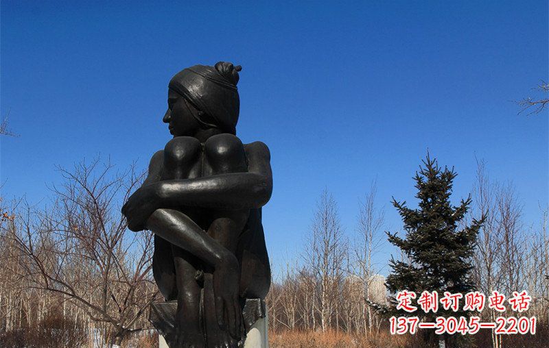 绵阳广场抱膝盖的女孩人物铜雕