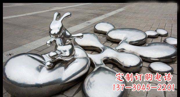 绵阳广场不锈钢抽象水珠上的兔子雕塑
