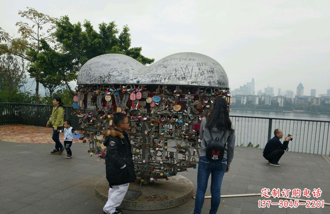 绵阳不锈钢英文字母镂空景观雕塑