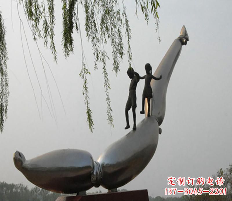 绵阳海豚情侣雕塑,精美绝伦,让爱沉醉于大海中