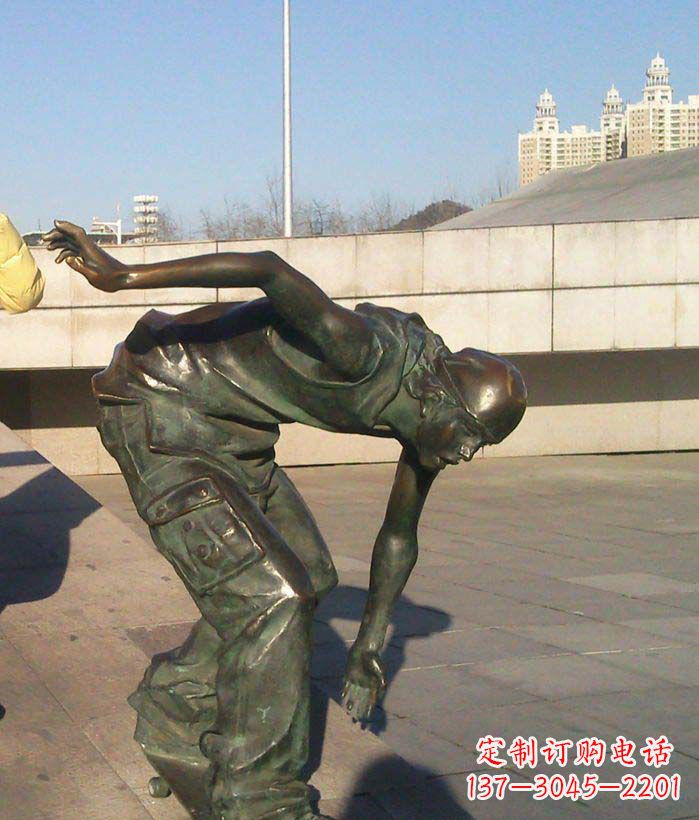 绵阳广场滑滑板的青年景观铜雕