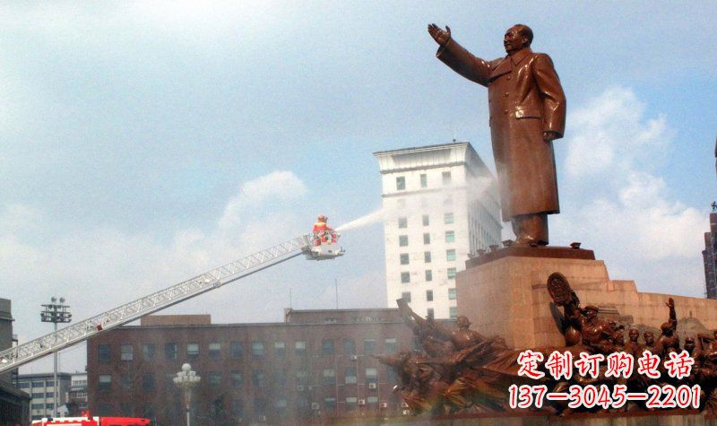 绵阳广场挥手的毛主席景观铜雕