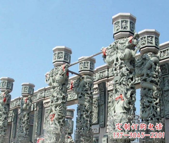 绵阳青石龙柱雕塑,装点热闹的广场景观